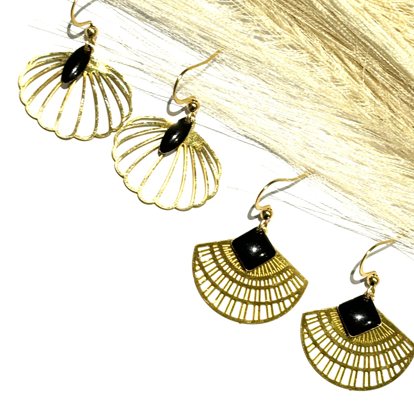 Boucles éventail ou coquillages et leur résine