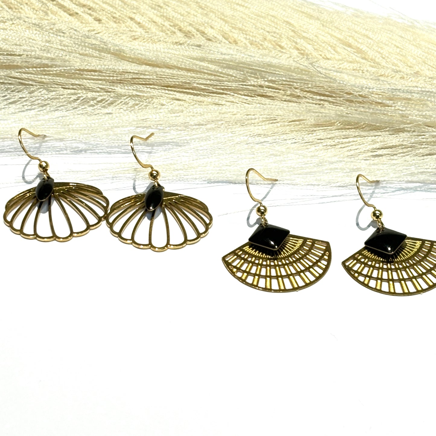 Boucles éventail ou coquillages et leur résine