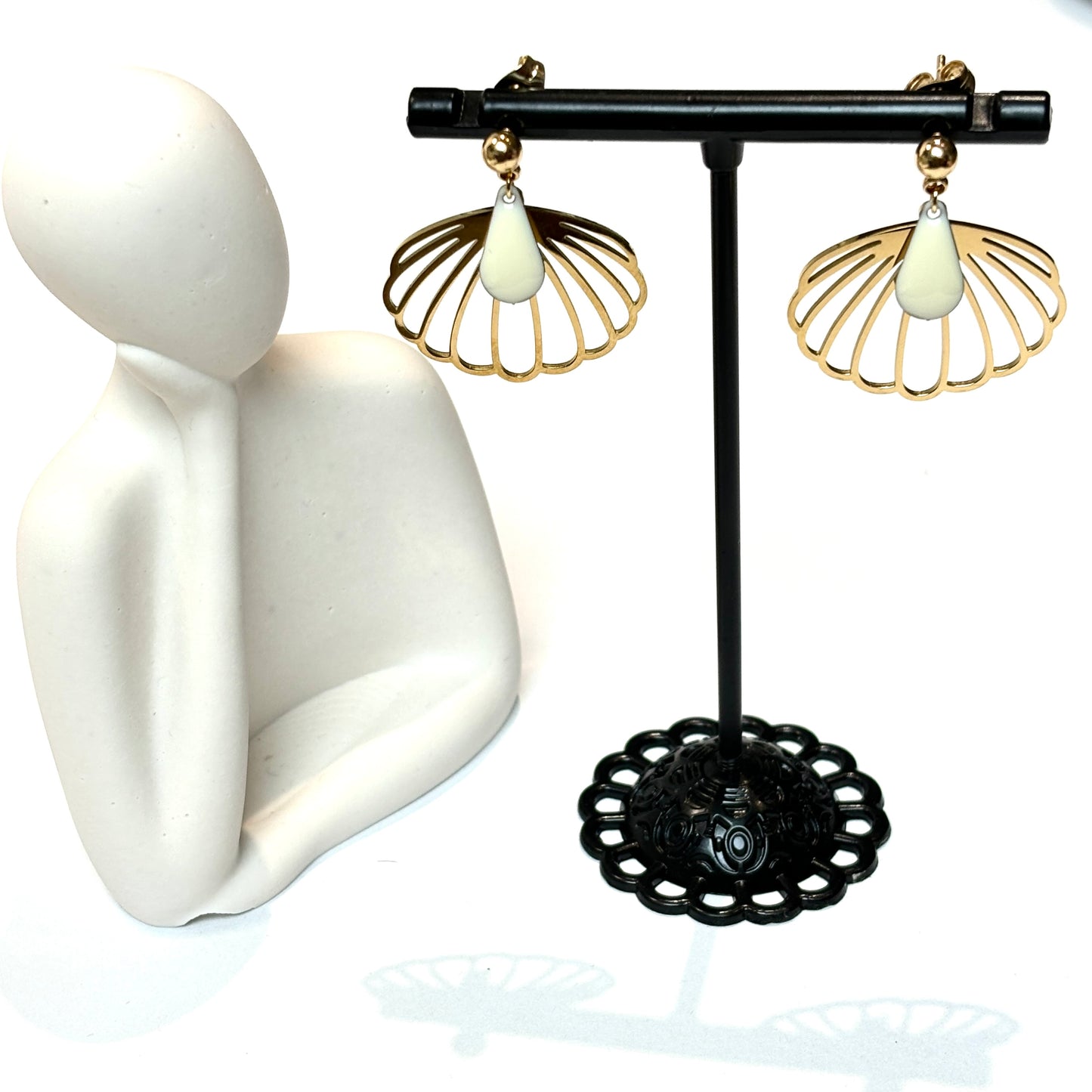Boucles éventail ou coquillages et leur résine