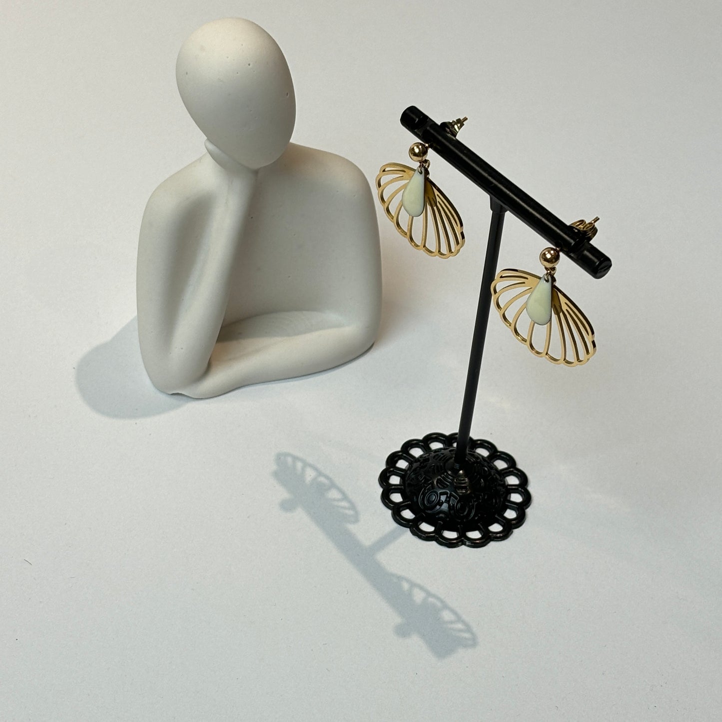Boucles éventail ou coquillages et leur résine