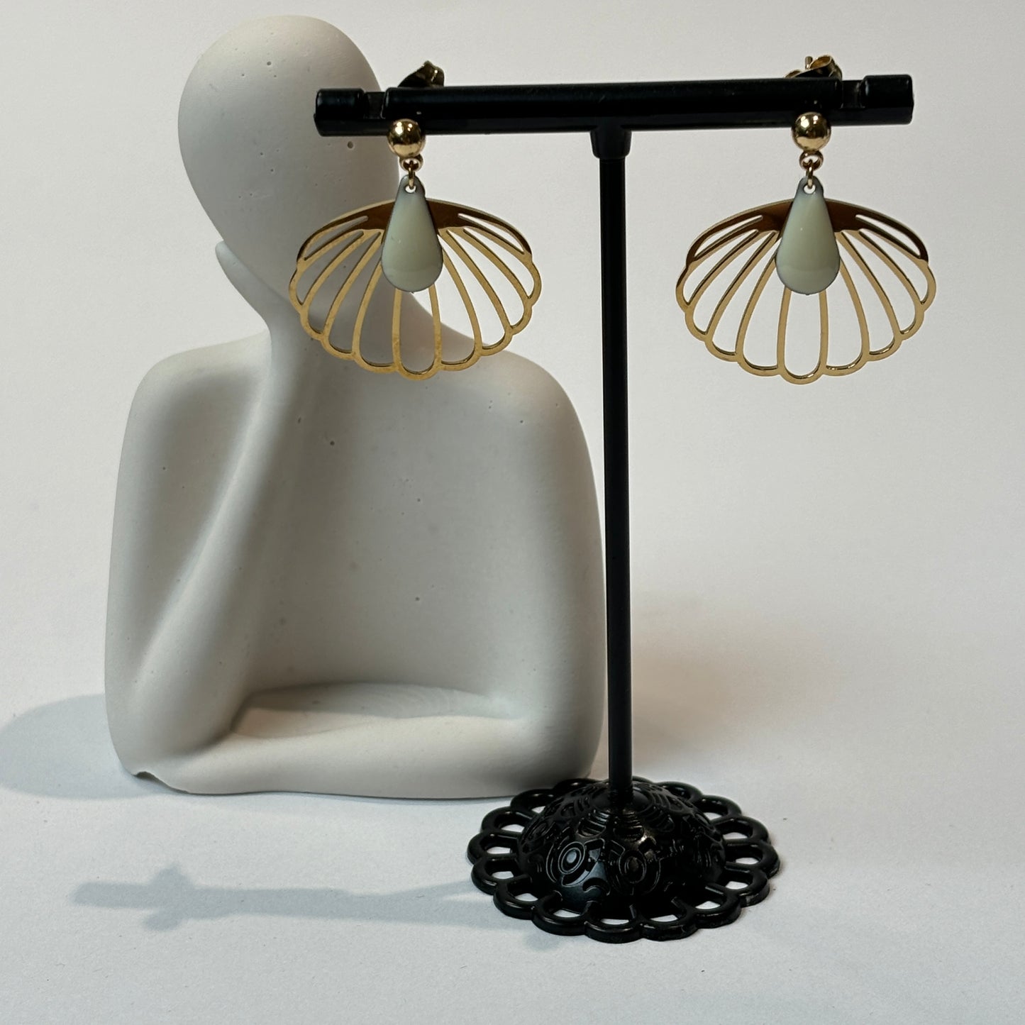 Boucles éventail ou coquillages et leur résine