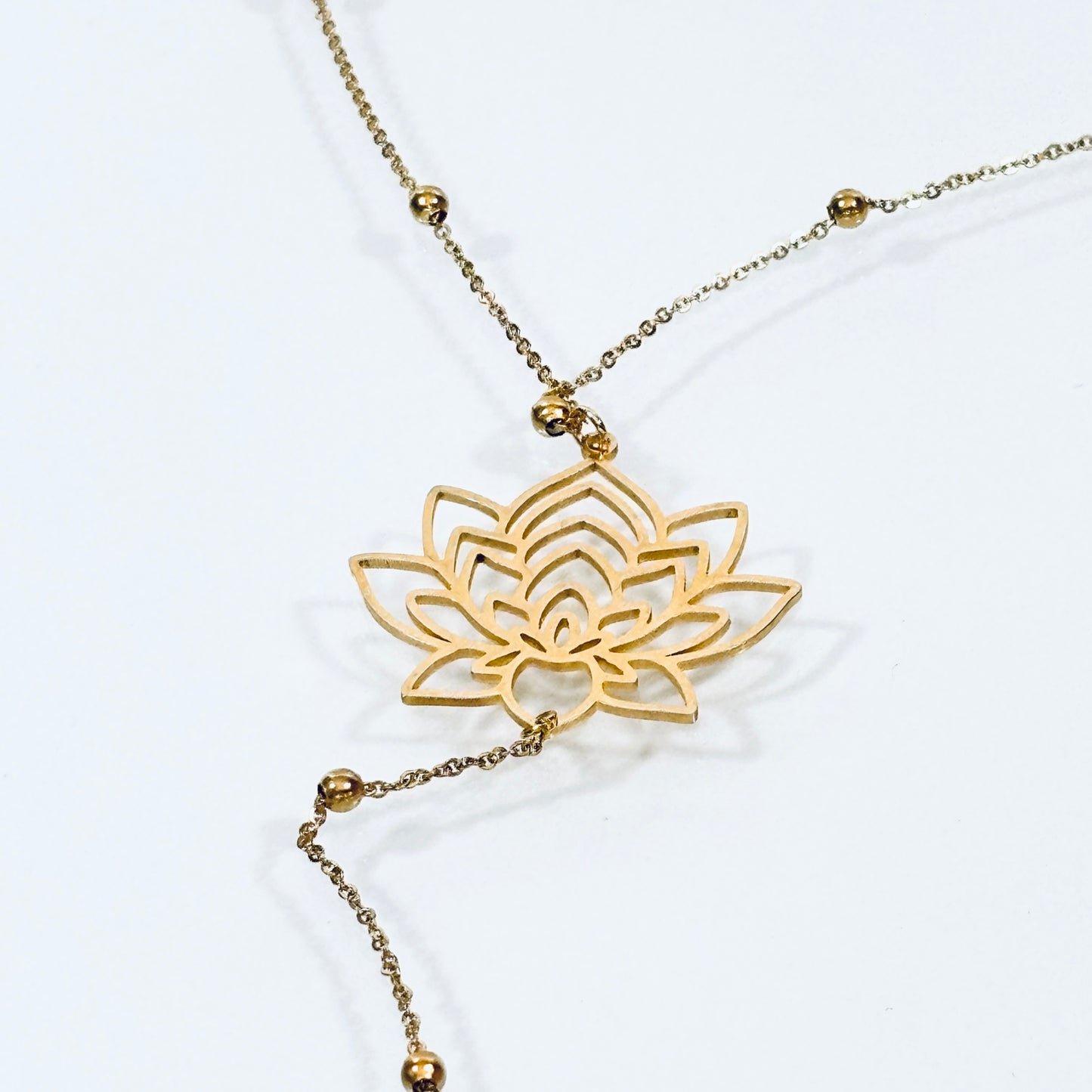 Collier pendant lotus